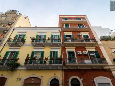 Proseguendo con lo sguardo all�ins� notiamo edifici di inizio 900 ocra e rossi con i loro eleganti fregi e decori liberty...